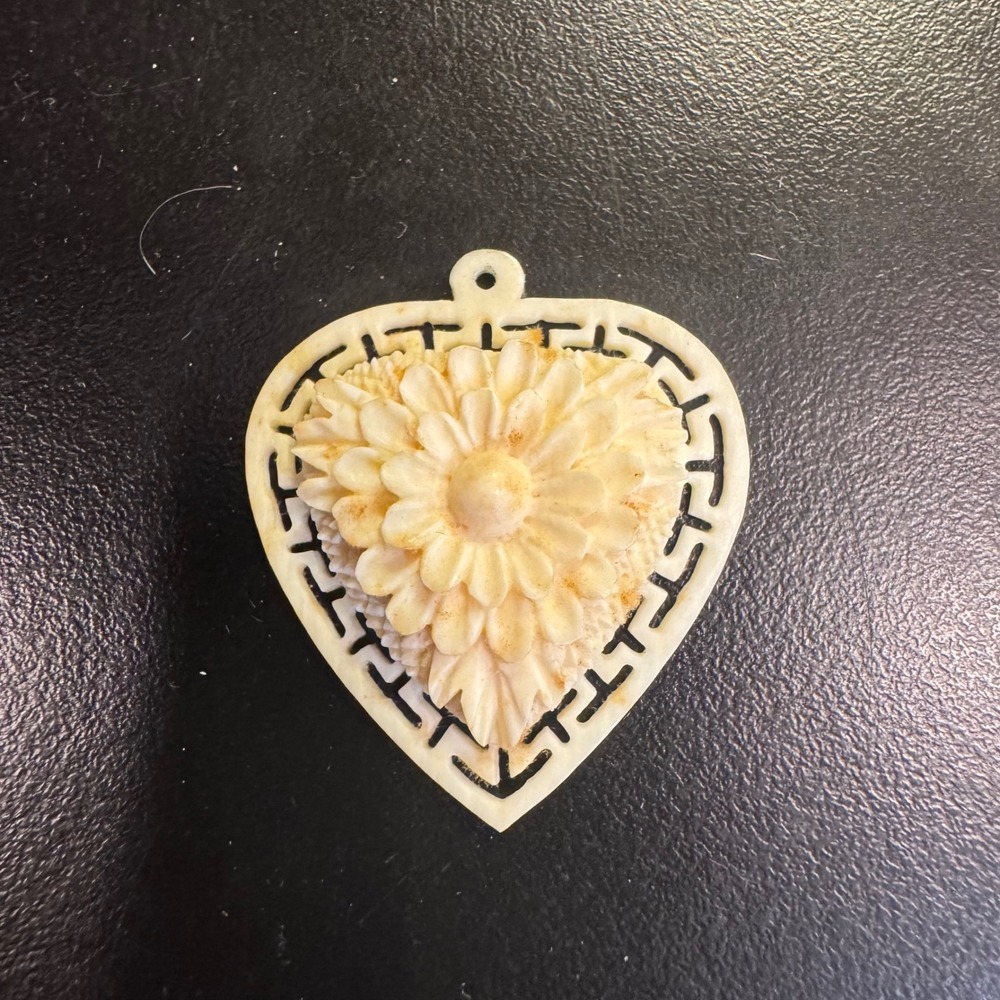 Carved Flower Heart Pendant Womens Small Cream Vintage Style Floral B-17